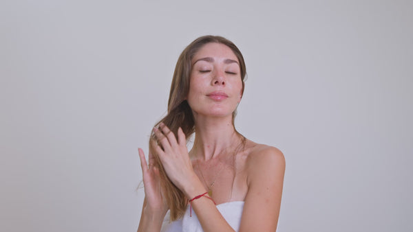 Mujer unboxing Aquafilter Grifo