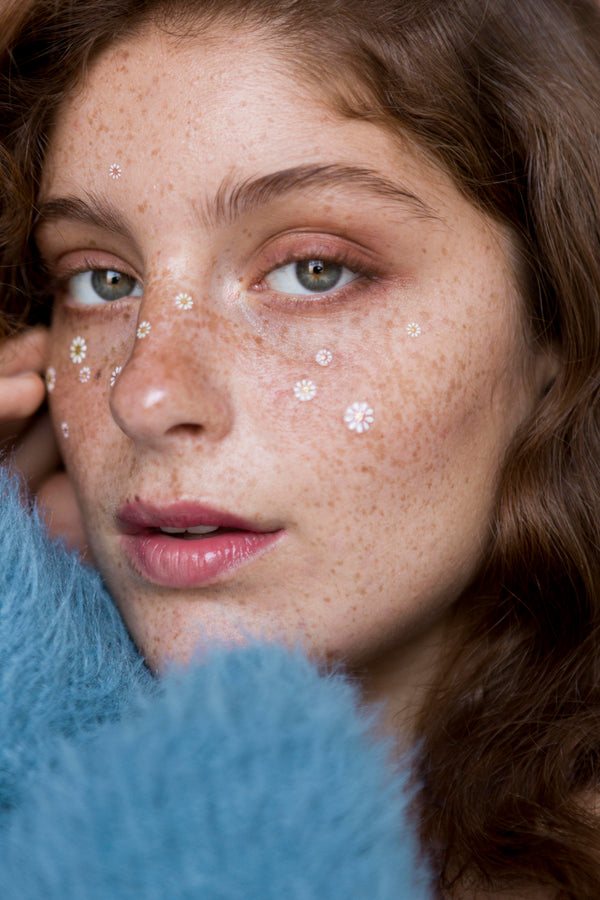 Piel limpia con pecas y flores